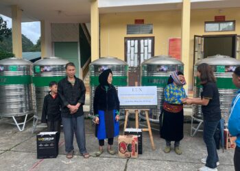 LuxGroup tặng 25 bồn chứa nước cho người dân khó khăn tại Hà Giang